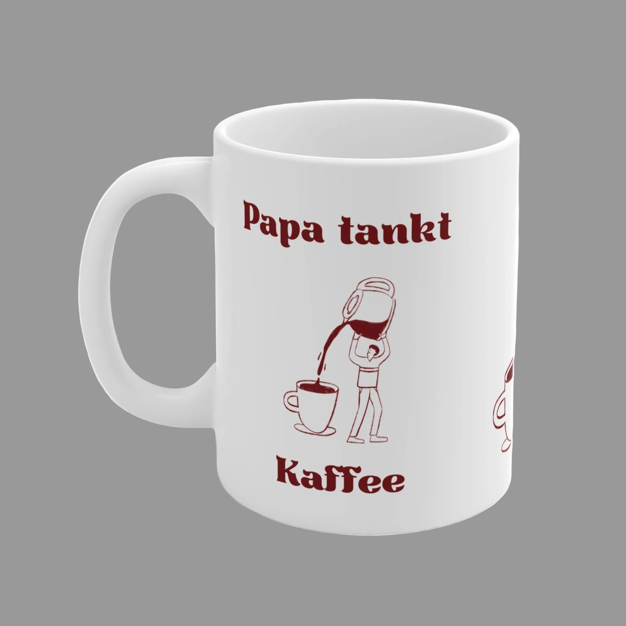 Weiße 300-ml-Keramiktasse mit dem Spruch „Papa tankt Kaffee“ und einer humorvollen Illustration einer riesigen Kaffeekanne als Geschenk für kaffeeliebende Väter.