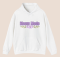 Weißer Unisex-Hoodie mit dem Schriftzug „Bloom Mode“ und einem floralen Blumenmotiv in Lilatönen auf der Vorderseite.