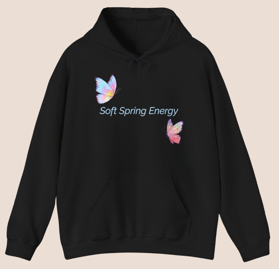 Weißer Unisex-Hoodie mit zwei bunten Schmetterlingen in Pastelltönen und dem Schriftzug „Soft Spring Energy“ auf der Vorderseite.