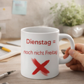 Weiße 300-ml-Keramiktasse mit dem humorvollen Spruch „Dienstag = noch nicht Freitag“ und einem roten X als witziges Büro- und Homeoffice-Geschenk.