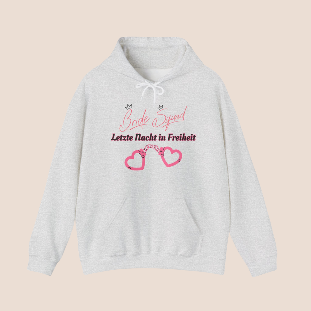 Weißer Unisex-Hoodie mit dem Schriftzug „Bride Squad – Letzte Nacht in Freiheit“ und rosa Herz-Handschellen als Motiv – ideal für den Junggesellinnenabschied.