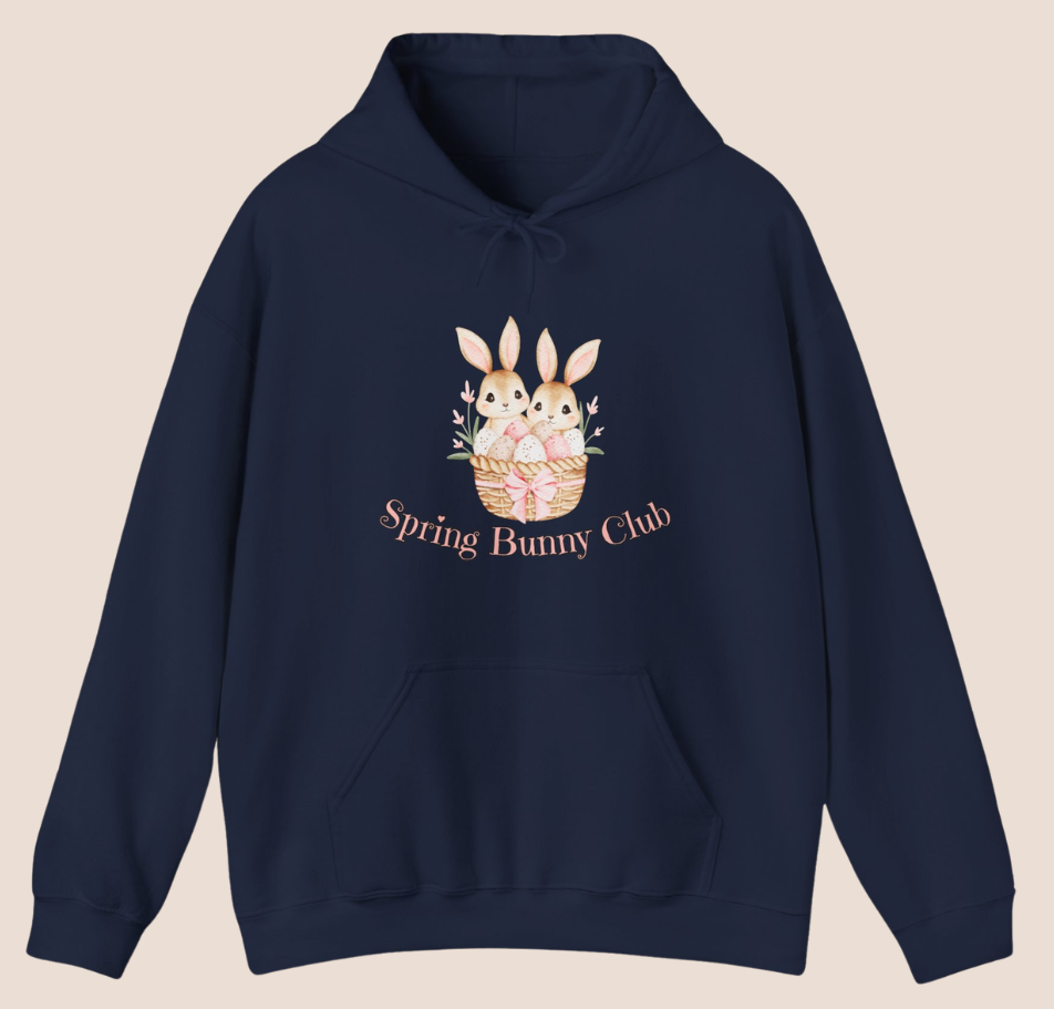 Weißer Unisex-Hoodie mit zwei süßen Hasen in einem Osterkörbchen und dem Schriftzug „Spring Bunny Club“ auf der Vorderseite.