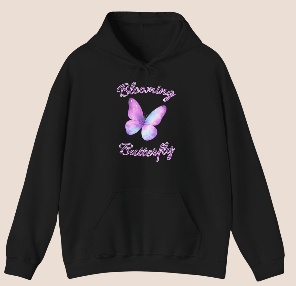 Schwarzer Unisex-Hoodie mit lila Schmetterlingsmotiv und dem Schriftzug „Blooming Butterfly“ auf der Vorderseite.