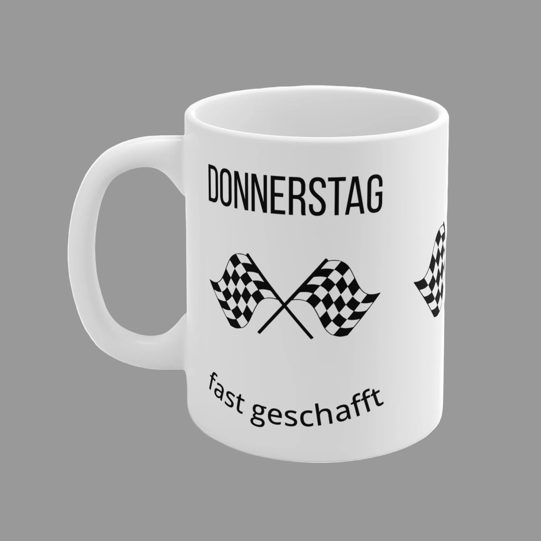 Weiße 300-ml-Keramiktasse mit dem Spruch „Donnerstag fast geschafft“ und zwei schwarz-weißen Zielflaggen – lustige Bürotasse für den Countdown zum Wochenende.