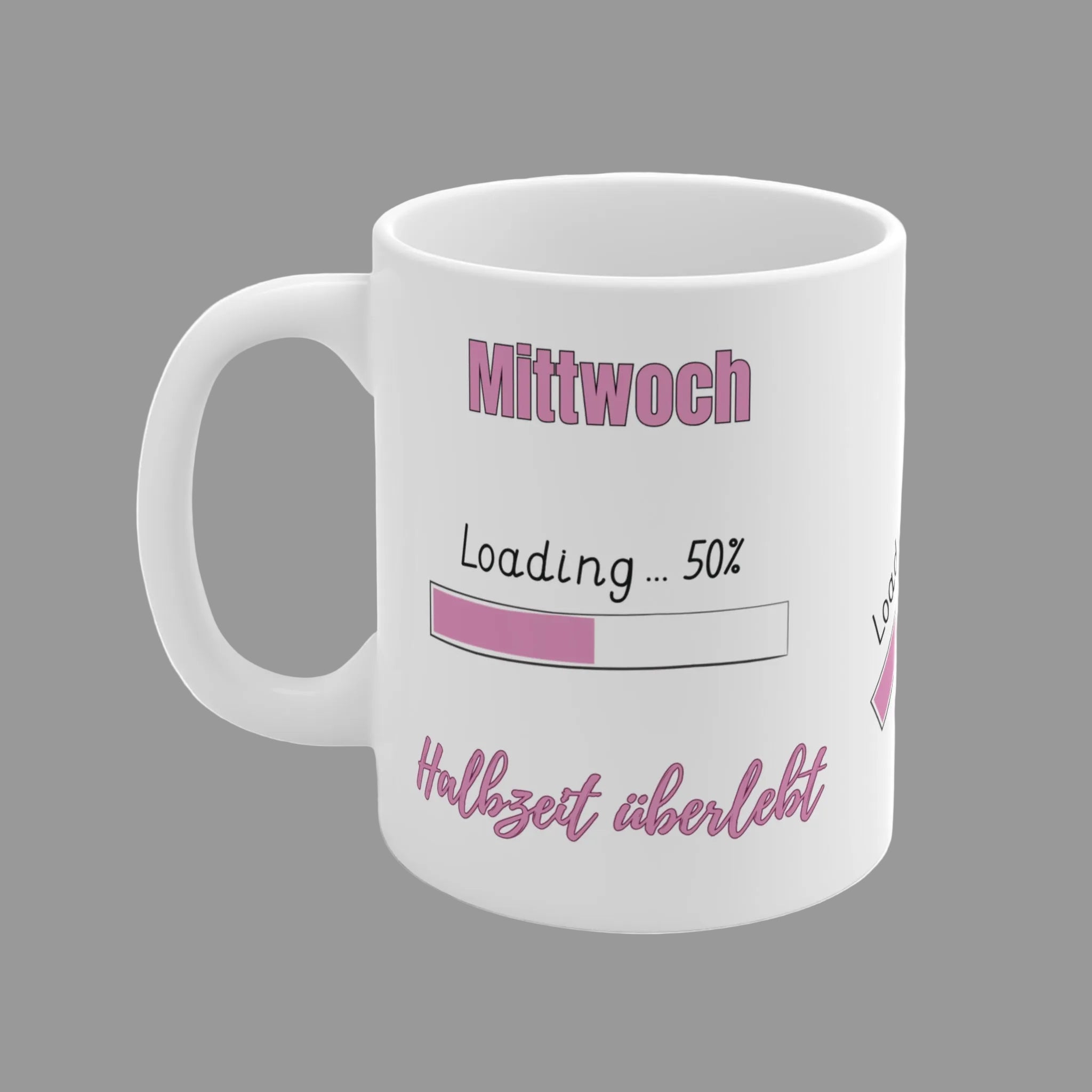 Weiße 300-ml-Keramiktasse mit dem Spruch „Mittwoch – Halbzeit überlebt“ und einem 50-Prozent-Ladebalken – lustige Bürotasse für die Wochenmitte.