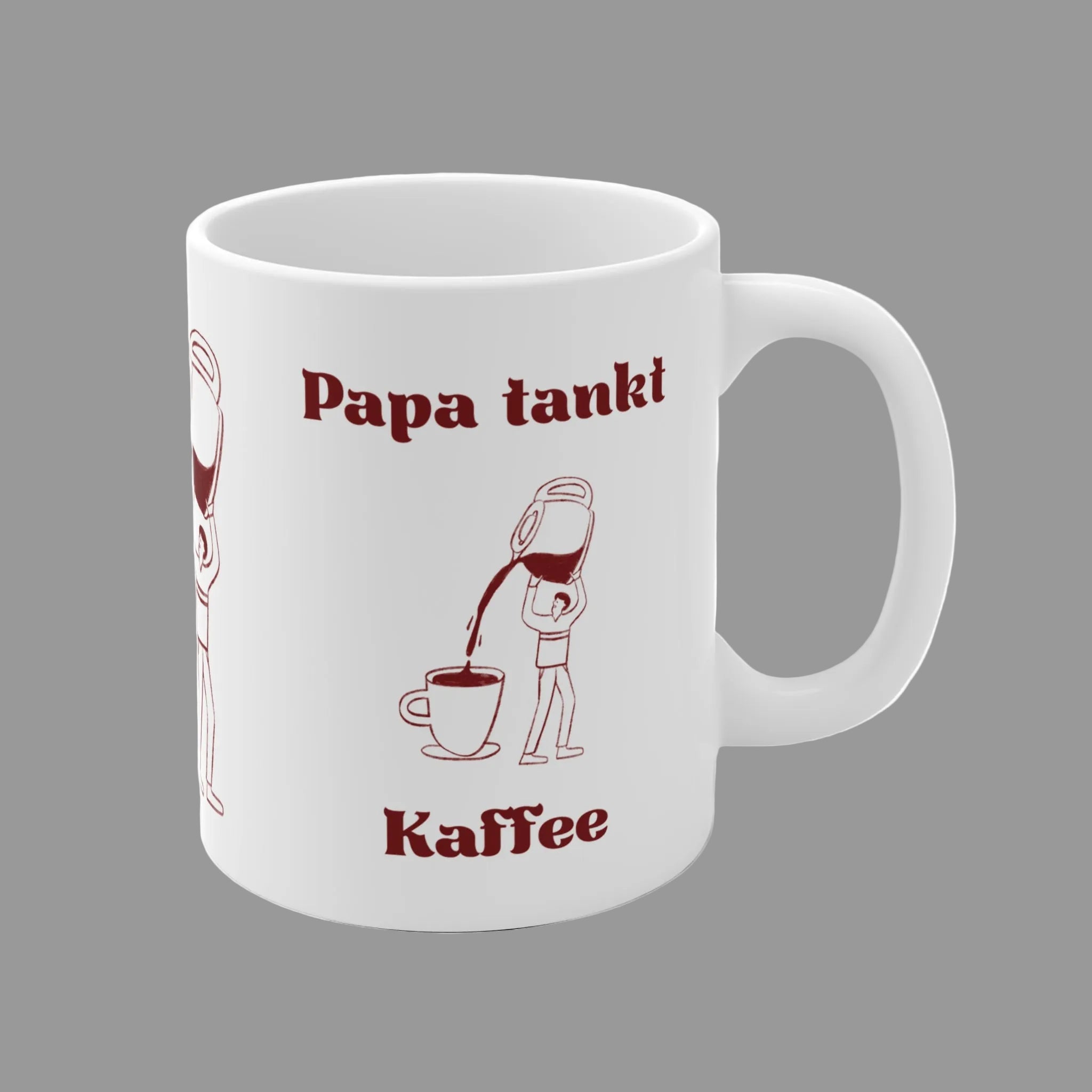 Weiße 300-ml-Keramiktasse mit dem Spruch „Papa tankt Kaffee“ und einer humorvollen Illustration einer riesigen Kaffeekanne als Geschenk für kaffeeliebende Väter.