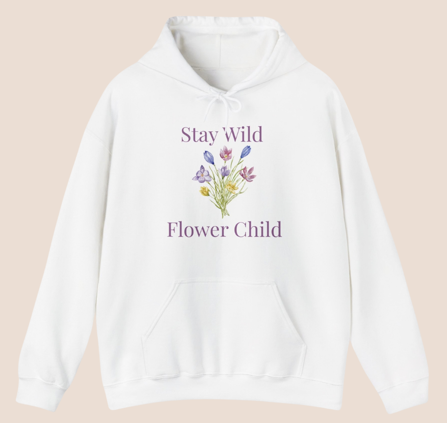 Weißer Unisex-Hoodie mit Wildblumen-Motiv und dem Schriftzug „Stay Wild Flower Child“ in sanften Lilatönen auf der Vorderseite.