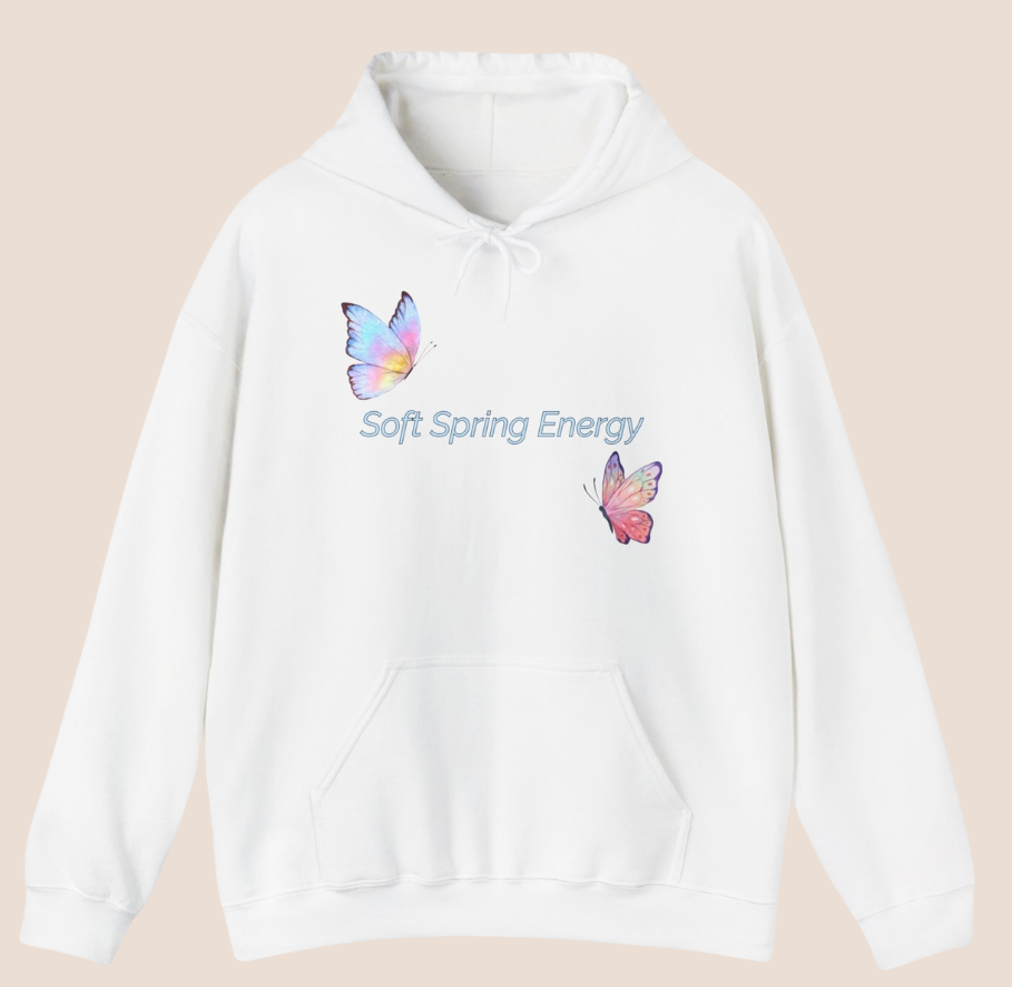 Weißer Unisex-Hoodie mit zwei bunten Schmetterlingen in Pastelltönen und dem Schriftzug „Soft Spring Energy“ auf der Vorderseite.