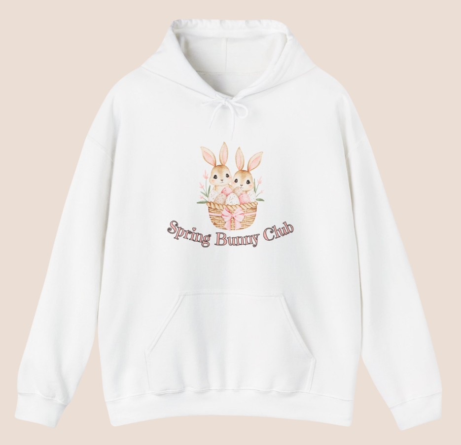Weißer Unisex-Hoodie mit zwei süßen Hasen in einem Osterkörbchen und dem Schriftzug „Spring Bunny Club“ auf der Vorderseite.