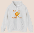 Weißer oder aschgrauer Unisex Hoodie mit dem Spruch „Gute Laune nur bei Sonne“ und fröhlichem Sonnenmotiv für Sommerfans und Sonnenliebhaber.