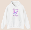 Weißer Unisex-Hoodie mit lila Schmetterlingsmotiv und dem Schriftzug „Blooming Butterfly“ auf der Vorderseite.