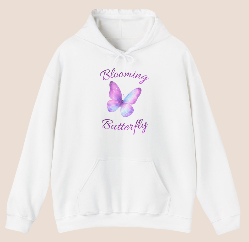 Weißer Unisex-Hoodie mit lila Schmetterlingsmotiv und dem Schriftzug „Blooming Butterfly“ auf der Vorderseite.