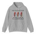 Sportgrauer Hoodie mit dem Spruch „Ich bin nicht perfekt ... ABER PAPA“ und drei roten Ausrufezeichen als auffälliges Designelement.