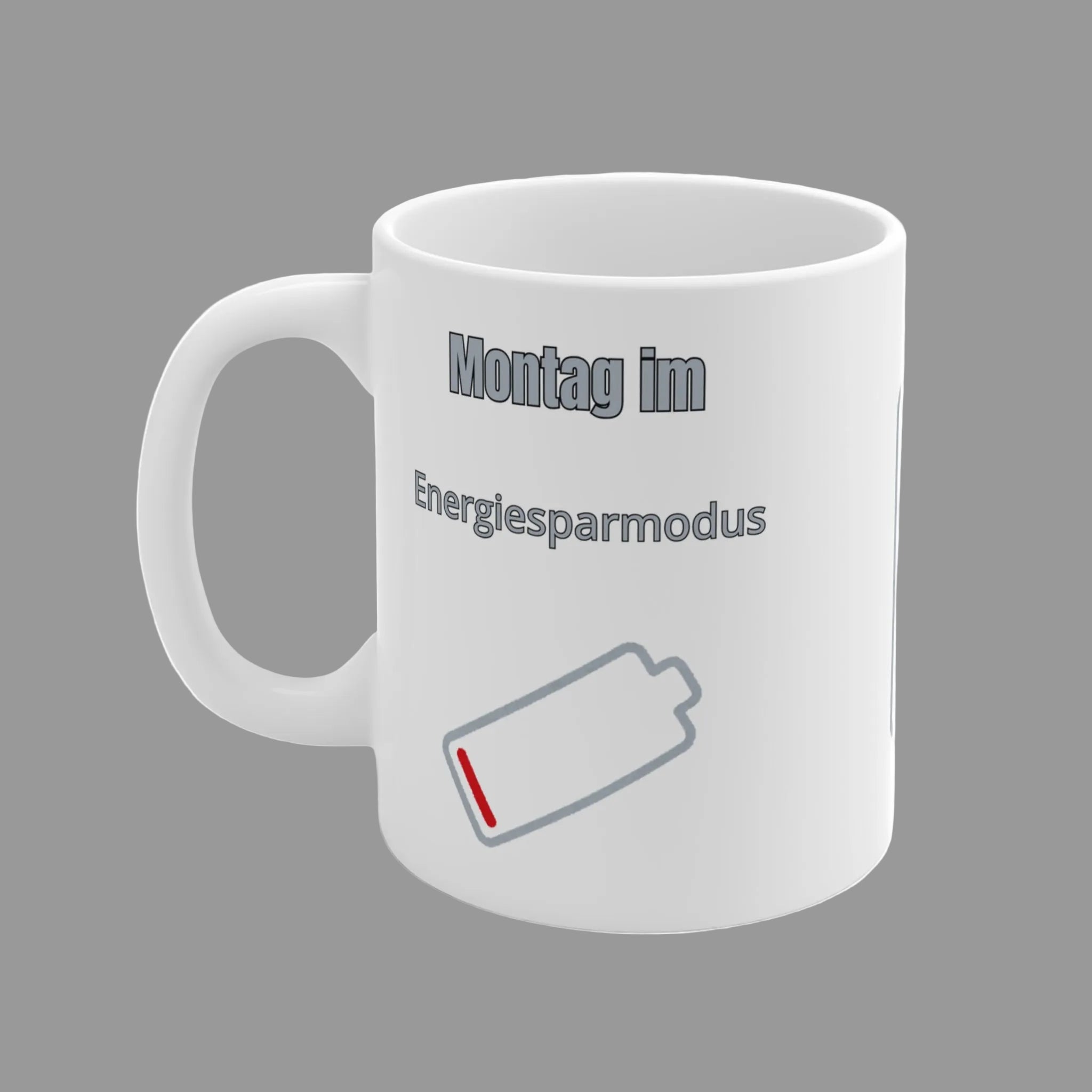 Weiße 300-ml-Keramiktasse mit dem Spruch „Montag im Energiesparmodus“ und einem fast leeren Batteriesymbol – lustige Bürotasse für den Wochenstart.