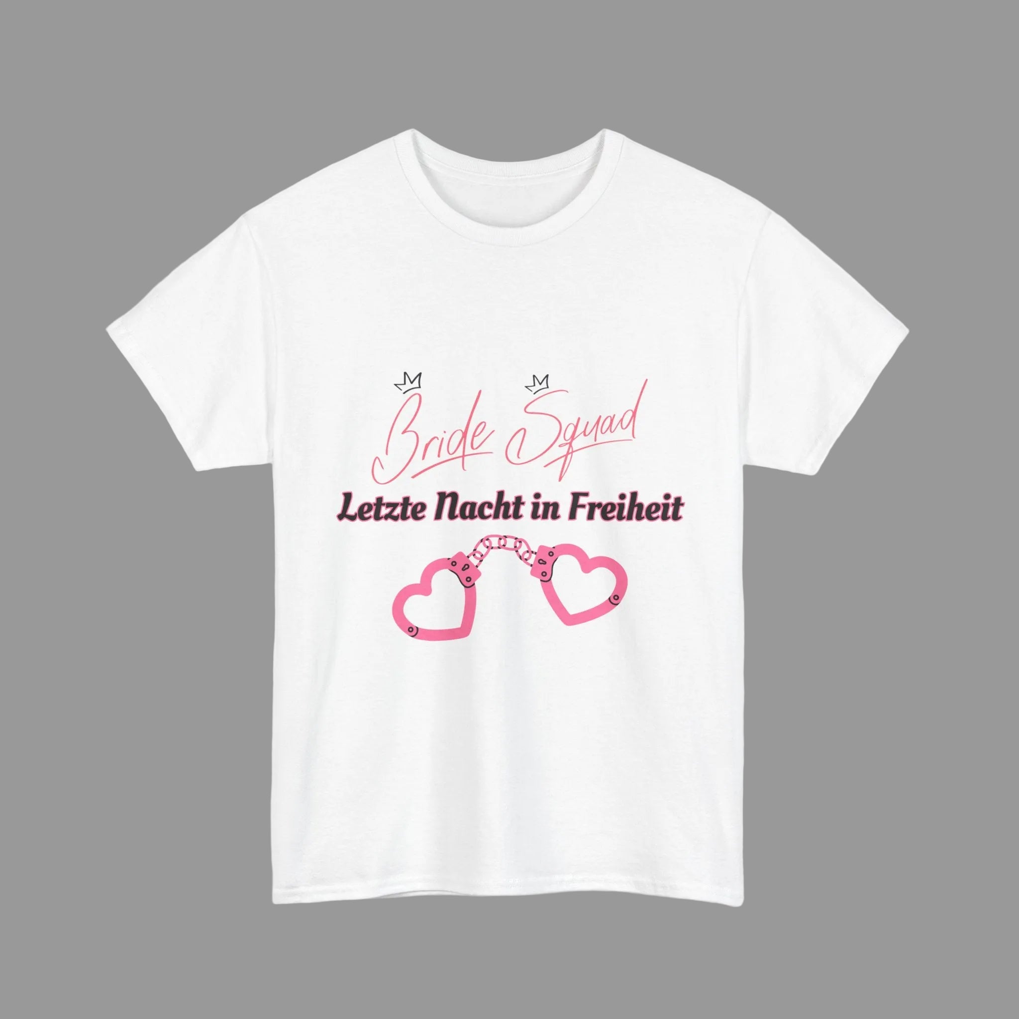 Weißes Unisex T-Shirt mit dem Schriftzug „Bride Squad – Letzte Nacht in Freiheit“ sowie rosa Herz-Handschellen – ideales Outfit für den Junggesellinnenabschied.