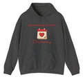 Dunkelgrauer Hoodie mit dem Spruch „Donnerstag ist mein Vorfreitag“ und einer Kalender-Illustration mit Herzsymbol.