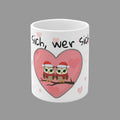 Weiße 330 ml Keramiktasse mit dem Spruch „Eulen sich, wer sich liebt“ sowie zwei niedlichen Eulen in einem rosa Herz – romantische Geschenktasse für Paare.