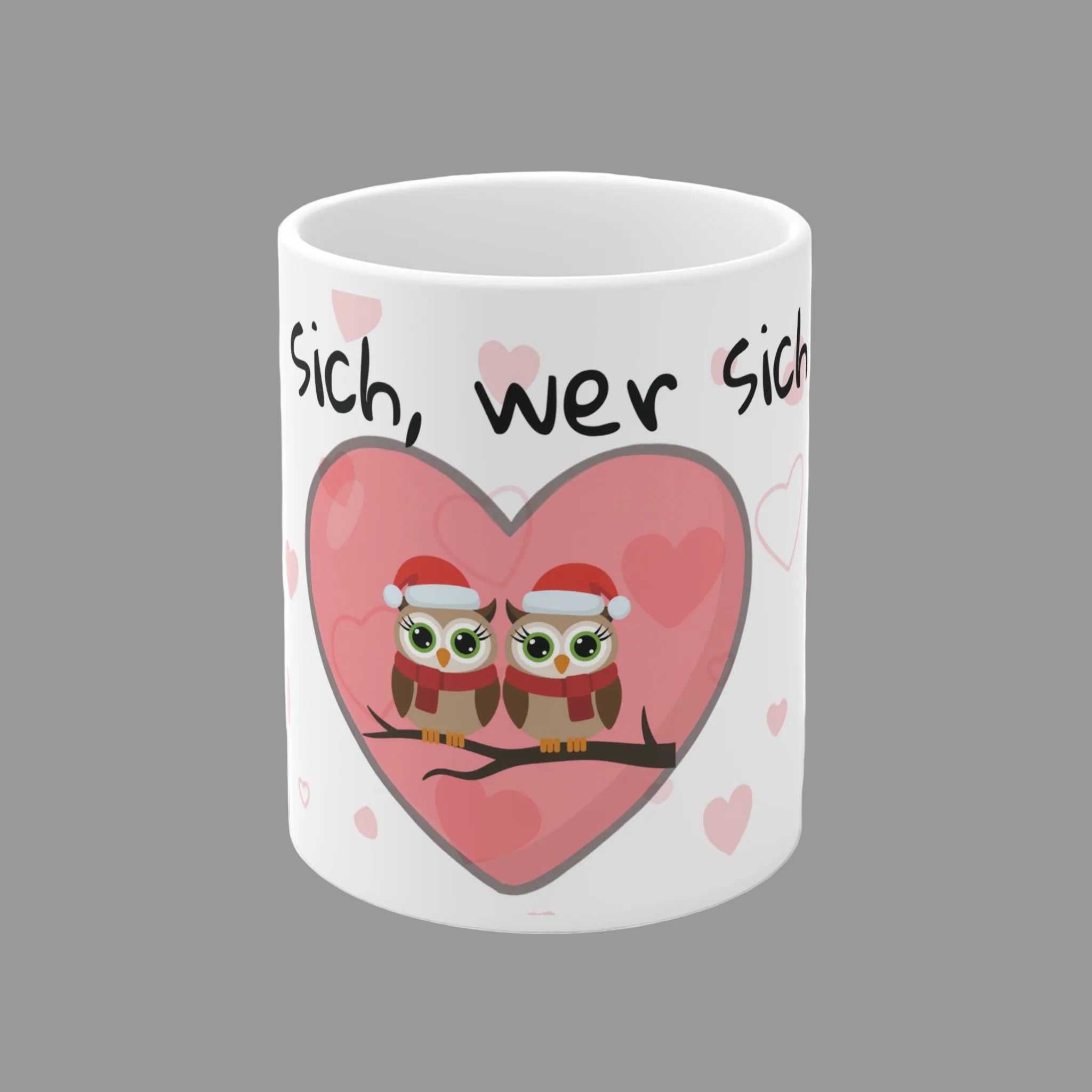 Weiße 330 ml Keramiktasse mit dem Spruch „Eulen sich, wer sich liebt“ sowie zwei niedlichen Eulen in einem rosa Herz – romantische Geschenktasse für Paare.