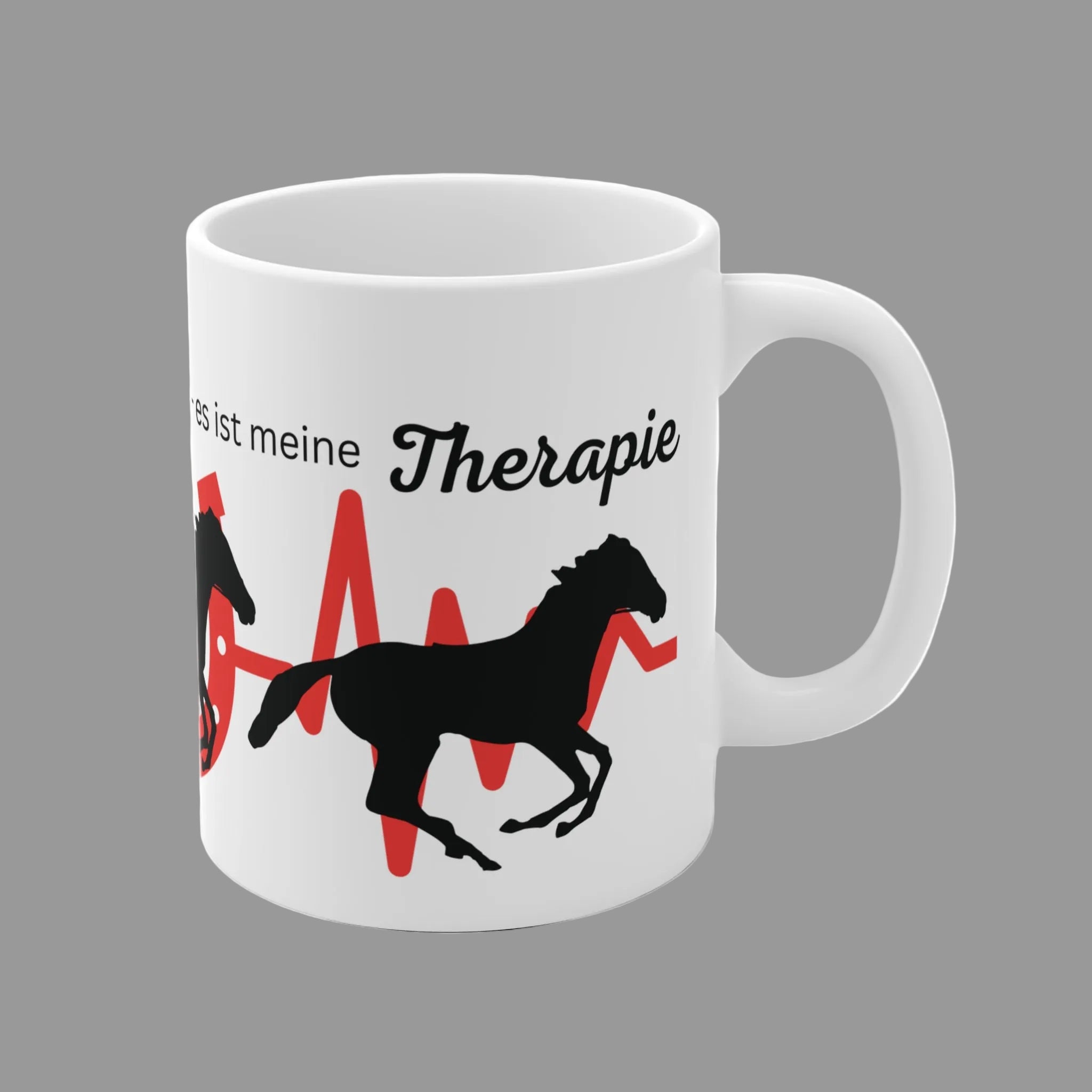 Weiße 330 ml Keramiktasse mit dem Spruch „Reiten ist nicht mein Hobby – es ist meine Therapie“, Herzschlag-Design und schwarzer Pferdesilhouette – Geschenk für Reiter und Pferdefans.