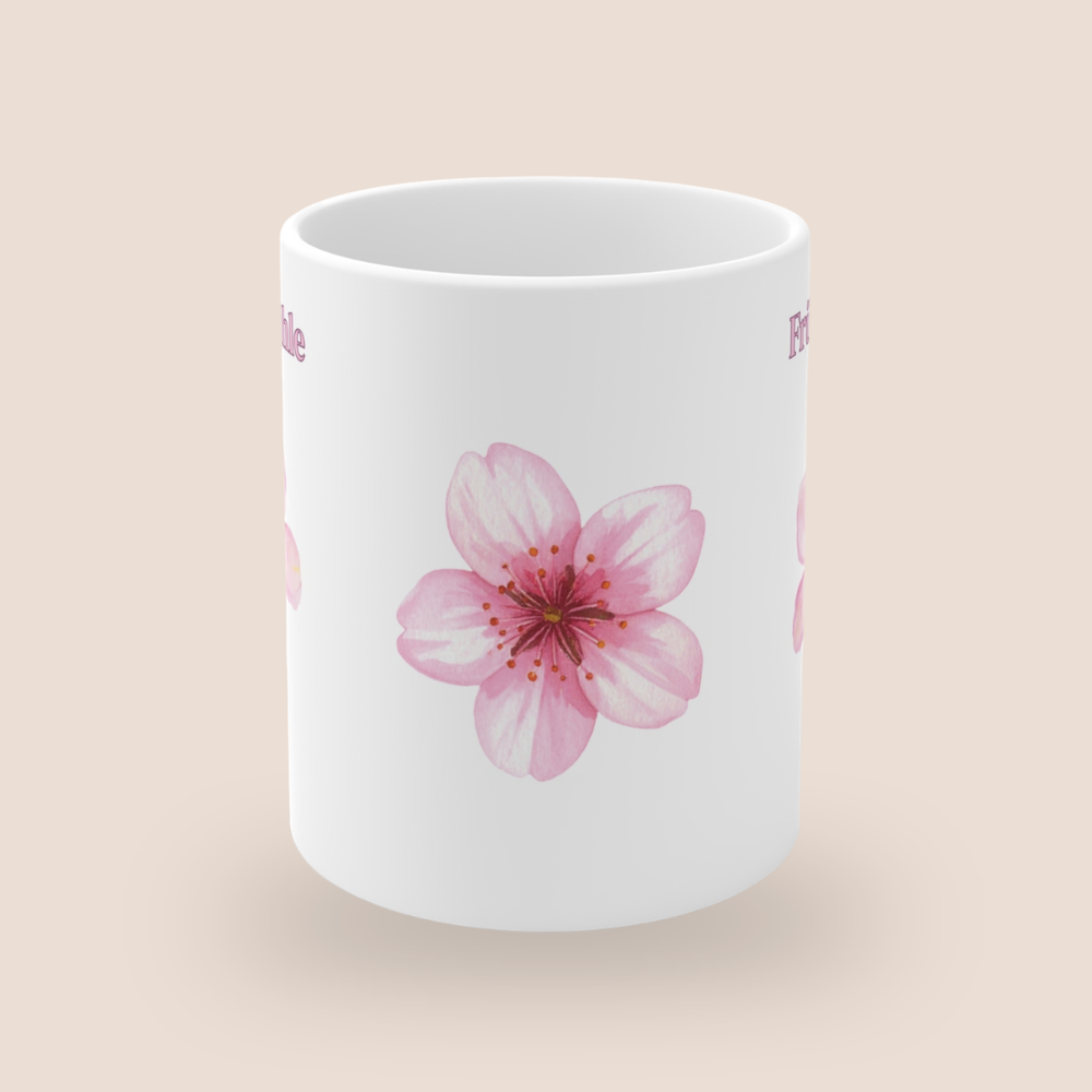 Weiße Keramiktasse mit dem Schriftzug „Frühlingsgefühle“ und zarten rosa Aquarell-Blüten – 300-ml-Tasse mit frühlingshaftem Blumenmotiv.