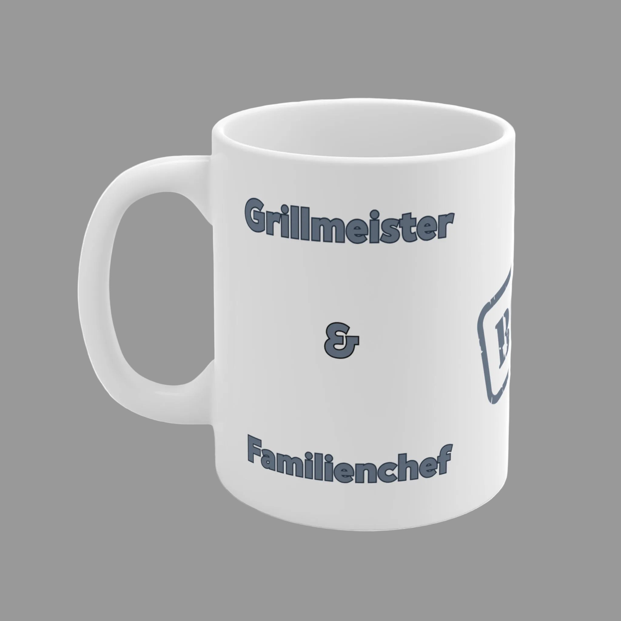 Weiße Keramiktasse mit dem Schriftzug „Grillmeister & Familienchef“ und einem grauen „BOSS“-Stempel – 300-ml-Tasse für Grillfans und Papas.