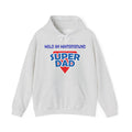 Weißer Unisex Hoodie mit Aufdruck „Held im Hintergrund – Super Dad“ als Geschenkidee für Papa zum Vatertag, Geburtstag oder Weihnachten.