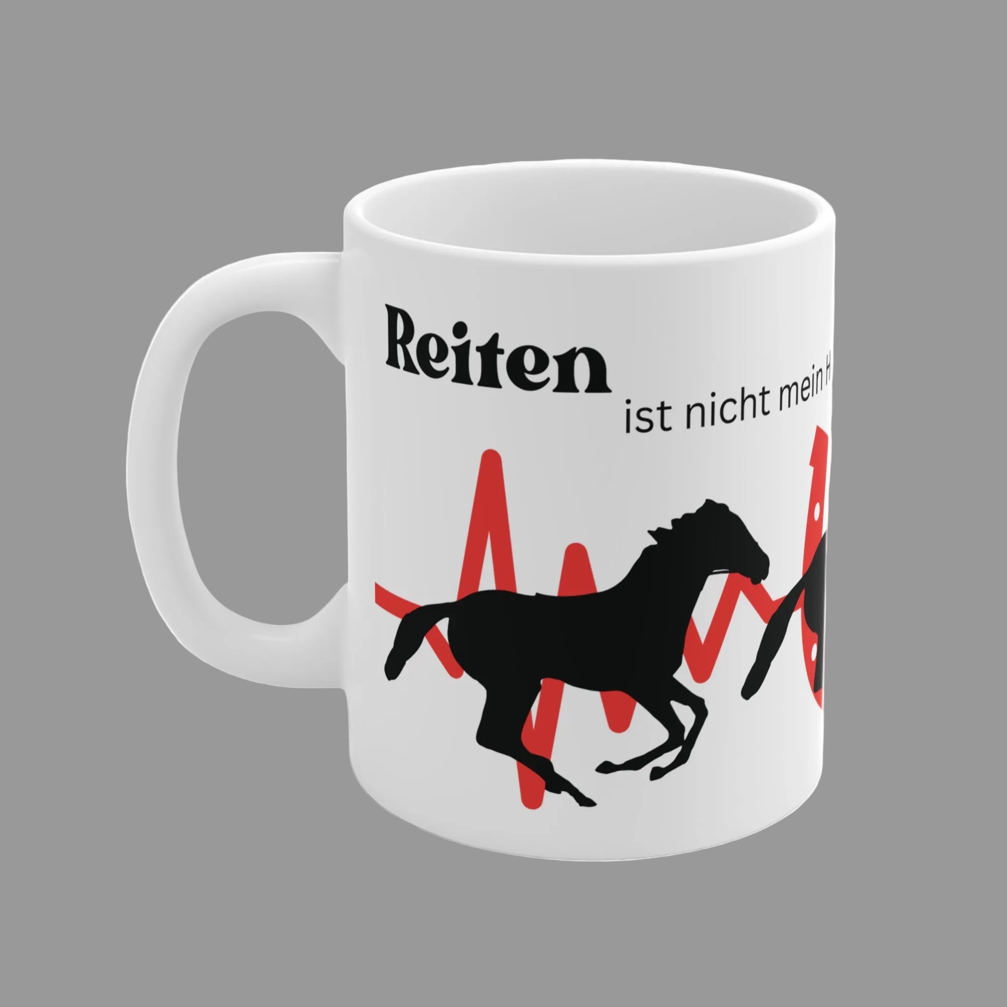 Weiße 330 ml Keramiktasse mit dem Spruch „Reiten ist nicht mein Hobby – es ist meine Therapie“, Herzschlag-Design und schwarzer Pferdesilhouette – Geschenk für Reiter und Pferdefans.