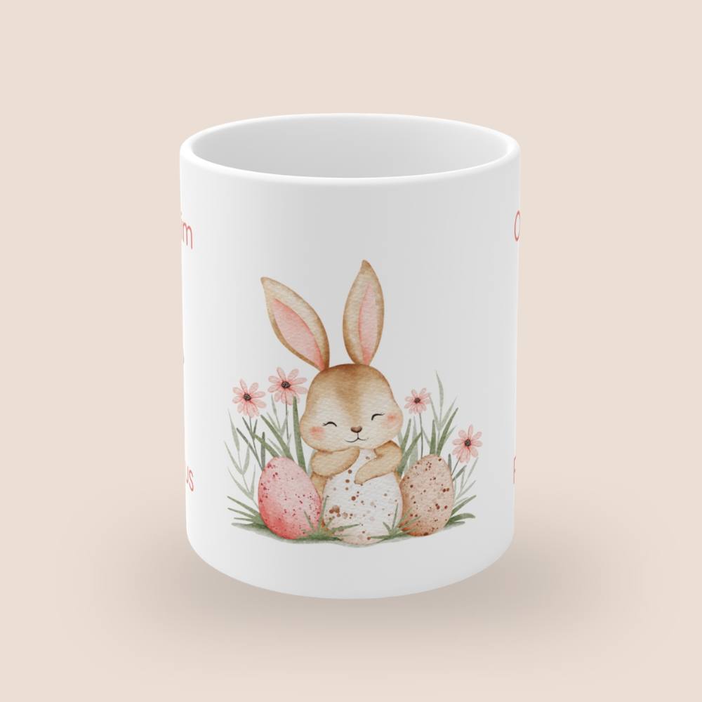 Weiße Keramiktasse mit dem Spruch „Osterhase im Ruhemodus“ und einem niedlichen schlafenden Aquarell-Hasen auf einem Osterei – 300-ml-Keramiktasse für Ostern.