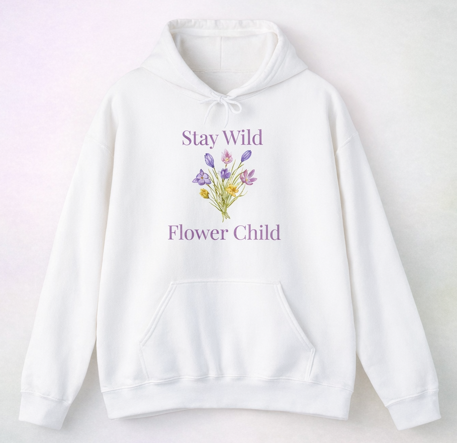 Weißer Unisex-Hoodie mit Wildblumen-Motiv und dem Schriftzug „Stay Wild Flower Child“ in sanften Lilatönen auf der Vorderseite.