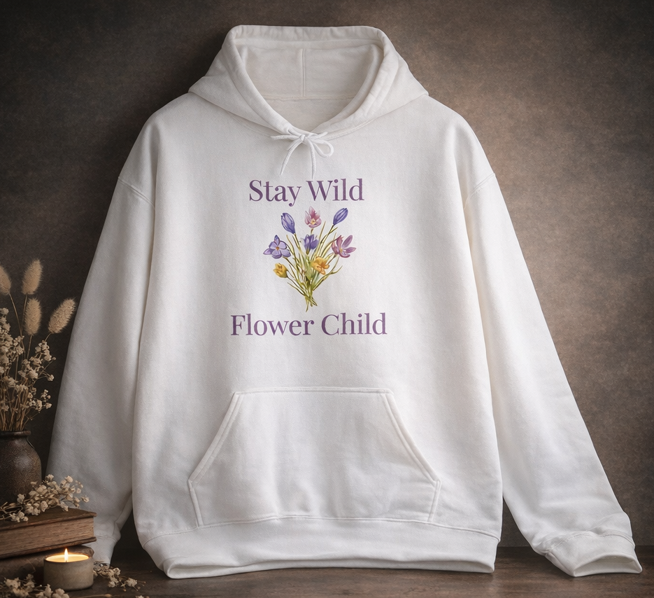 Weißer Unisex-Hoodie mit Wildblumen-Motiv und dem Schriftzug „Stay Wild Flower Child“ in sanften Lilatönen auf der Vorderseite.