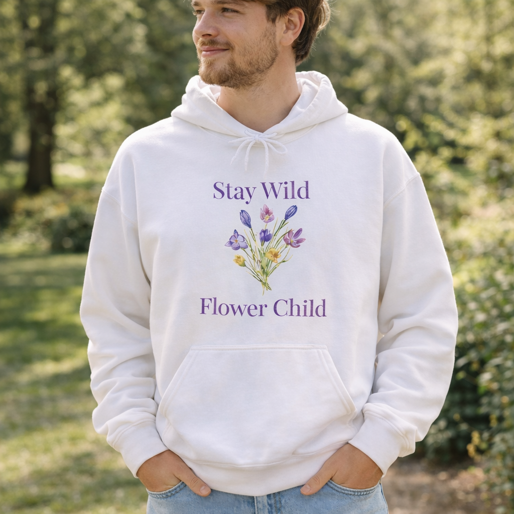 Weißer Unisex-Hoodie mit Wildblumen-Motiv und dem Schriftzug „Stay Wild Flower Child“ in sanften Lilatönen auf der Vorderseite.