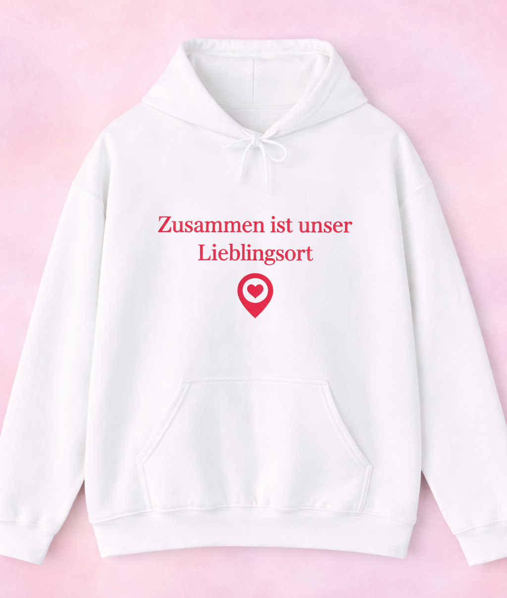 Weißer Unisex Hoodie mit dem romantischen Schriftzug „Zusammen ist unser Lieblingsort“ und einem Herzsymbol – Geschenk für Paare und Verliebte.