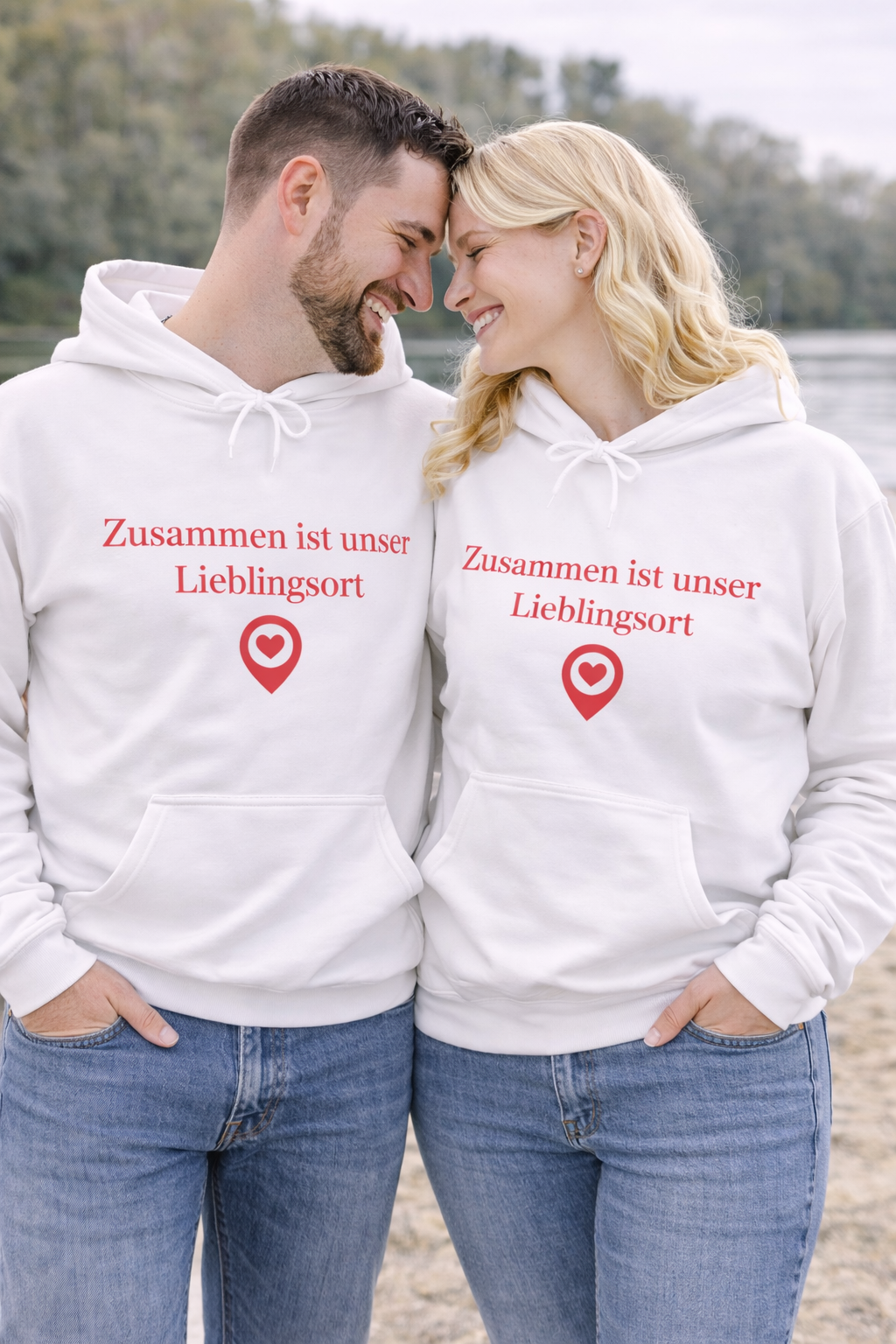 Weißer Unisex Hoodie mit dem romantischen Schriftzug „Zusammen ist unser Lieblingsort“ und einem Herzsymbol – Geschenk für Paare und Verliebte.