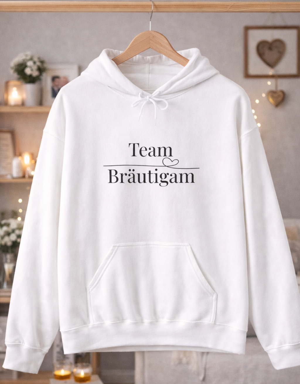Weißer Unisex Hoodie mit schlichtem schwarzen Schriftzug „Team Bräutigam“ und kleinem Herz – ideal für Junggesellenabschiede und Hochzeiten.
