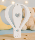 Handgefertigter Heißluftballon aus weißer Keramik als stehende oder hängende Dekoration für Babyzimmer und Kinderzimmer sowie als Geschenk zur Geburt oder Taufe.