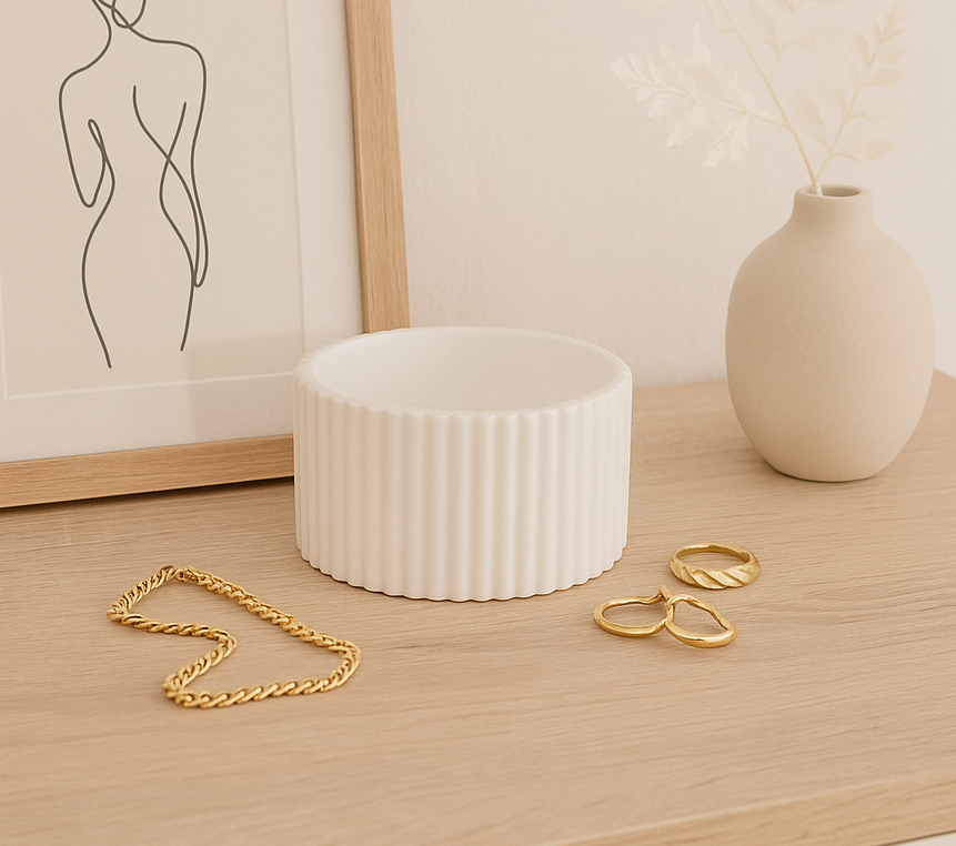 Handgefertigte geriffelte Keramikdose ohne Deckel in Weiß als moderne Schmuck- und Aufbewahrungsdose im minimalistischen Scandi-Stil.