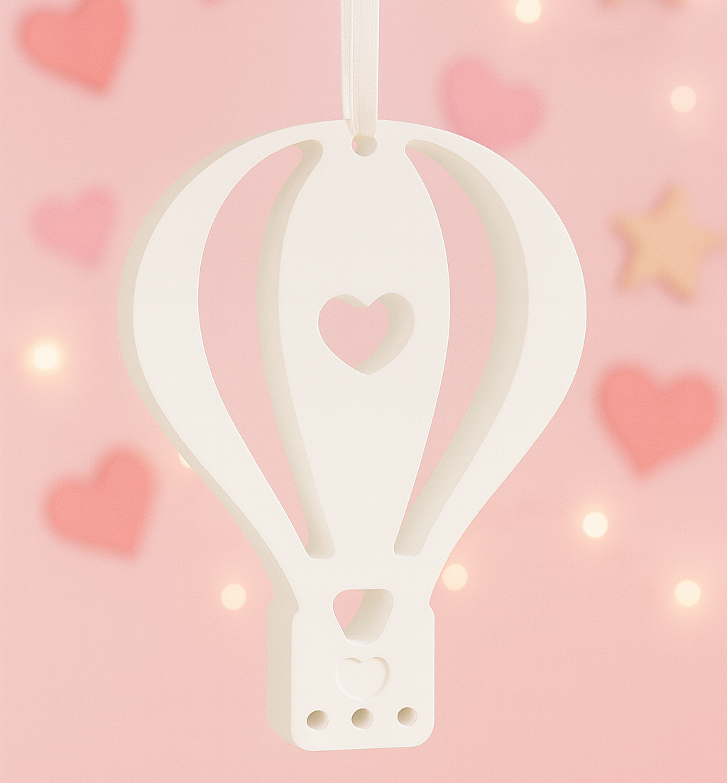 Handgefertigter Heißluftballon aus weißer Keramik als stehende oder hängende Dekoration für Babyzimmer und Kinderzimmer sowie als Geschenk zur Geburt oder Taufe.