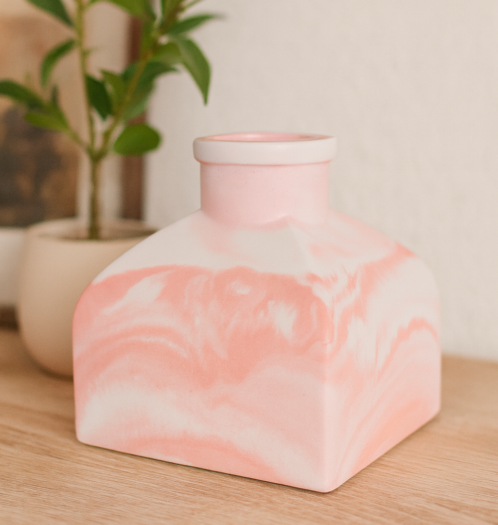 Handgefertigte flache Keramikvase in rosa-weißer Marmorierung als modernes Einzelstück für Trockenblumen, Trockengräser oder Kunstblumen.