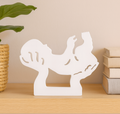 Handgefertigte Keramikfigur „Baby in Händen“ in Weiß als liebevolles Geschenk zur Geburt, Taufe oder Babyshower.