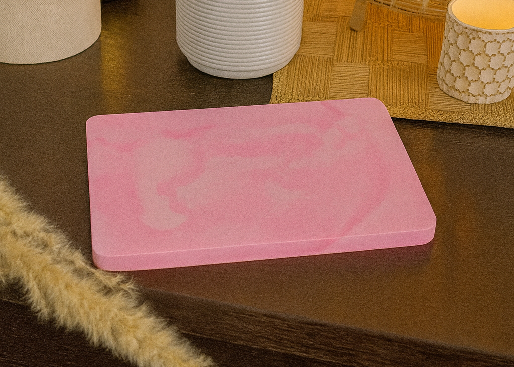 Rechteckiges flaches Deko-Tablett in Rosa-Weiß-Marmoroptik, handgefertigtes Keramik-Einzelstück mit zarten Farbverläufen und einer Breite von ca. 12 cm.