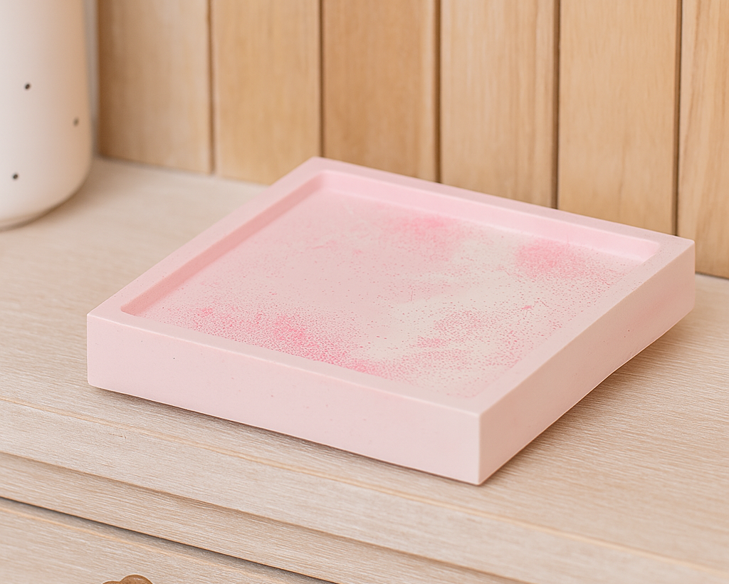 Handgefertigtes quadratisches Tablett in Rosa und Weiß marmoriert als versiegelte Schmuckablage und dekoratives Wohnaccessoire