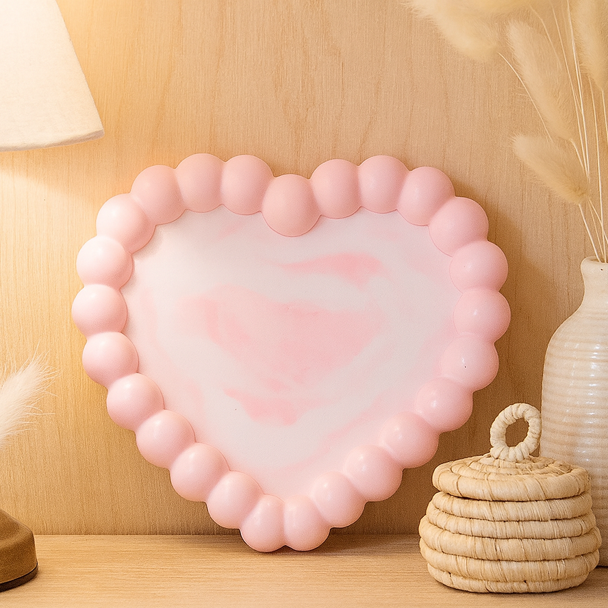 Handgefertigtes Bubbel Tablett in Herzform mit rosa-weißer Marmorierung als versiegelte Schmuckablage und dekoratives Wohnaccessoire