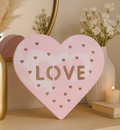 Handgefertigtes Herz mit LOVE-Schriftzug aus rosa-weiß marmorierter Keramik als romantische Wanddekoration und Geschenk für Paare.