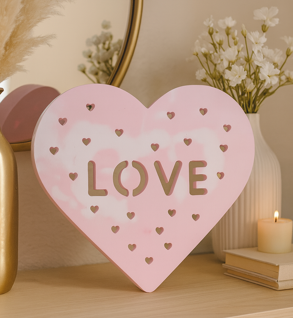 Handgefertigtes Herz mit LOVE-Schriftzug aus rosa-weiß marmorierter Keramik als romantische Wanddekoration und Geschenk für Paare.