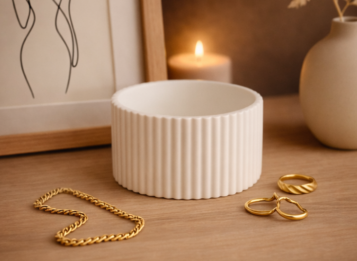 Handgefertigte geriffelte Keramikdose ohne Deckel in Weiß als moderne Schmuck- und Aufbewahrungsdose im minimalistischen Scandi-Stil.