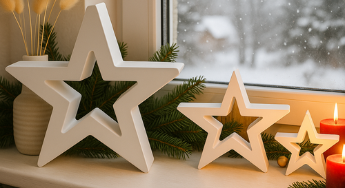 Handgefertigtes 3-teiliges Sternset aus weißer Keramik als moderne Scandi-Dekoration für Regal, Fensterbank oder Tisch – auch als stilvolle Weihnachtsdeko geeignet.