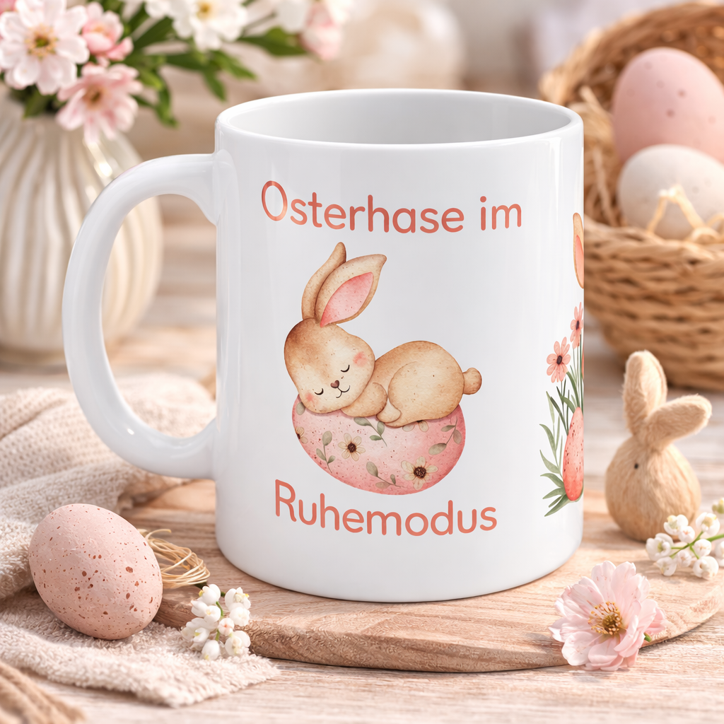 Weiße Keramiktasse mit dem Spruch „Osterhase im Ruhemodus“ und einem niedlichen schlafenden Aquarell-Hasen auf einem Osterei – 300-ml-Keramiktasse für Ostern.