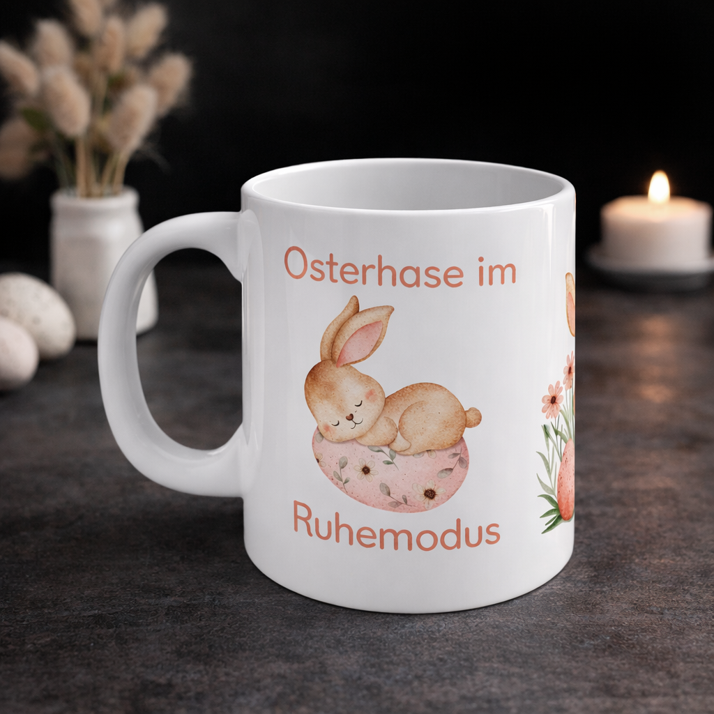 Weiße Keramiktasse mit dem Spruch „Osterhase im Ruhemodus“ und einem niedlichen schlafenden Aquarell-Hasen auf einem Osterei – 300-ml-Keramiktasse für Ostern.