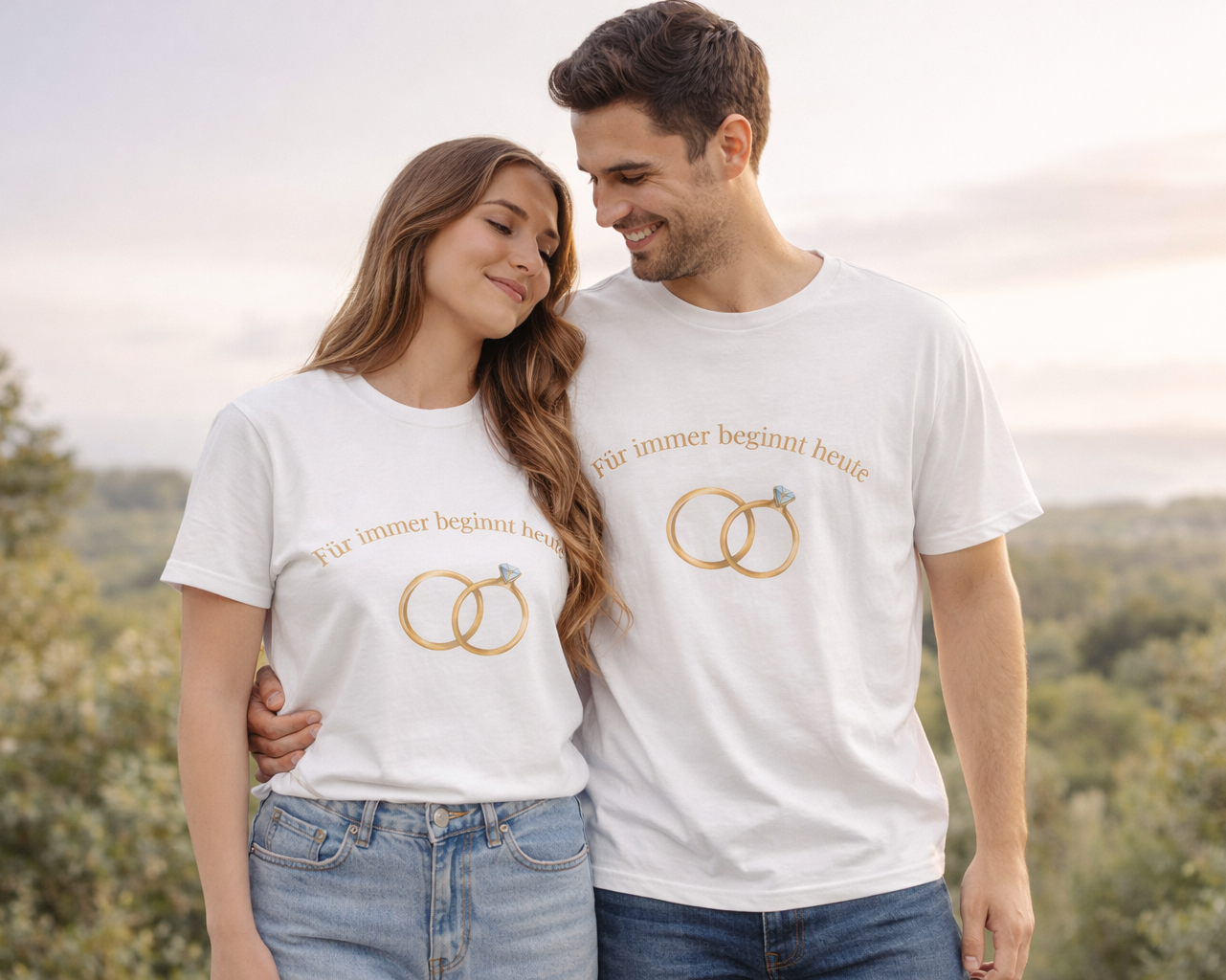 Weißes Unisex T-Shirt mit dem Schriftzug „Für immer beginnt heute“ und zwei goldenen Eheringen – romantisches Hochzeitsdesign für Brautpaare.