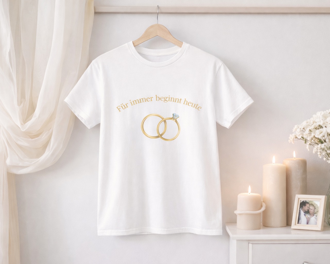 Unisex T-Shirt mit dem Schriftzug „Für immer beginnt heute“ und zwei goldenen Eheringen – romantisches Hochzeitsdesign für Brautpaare.